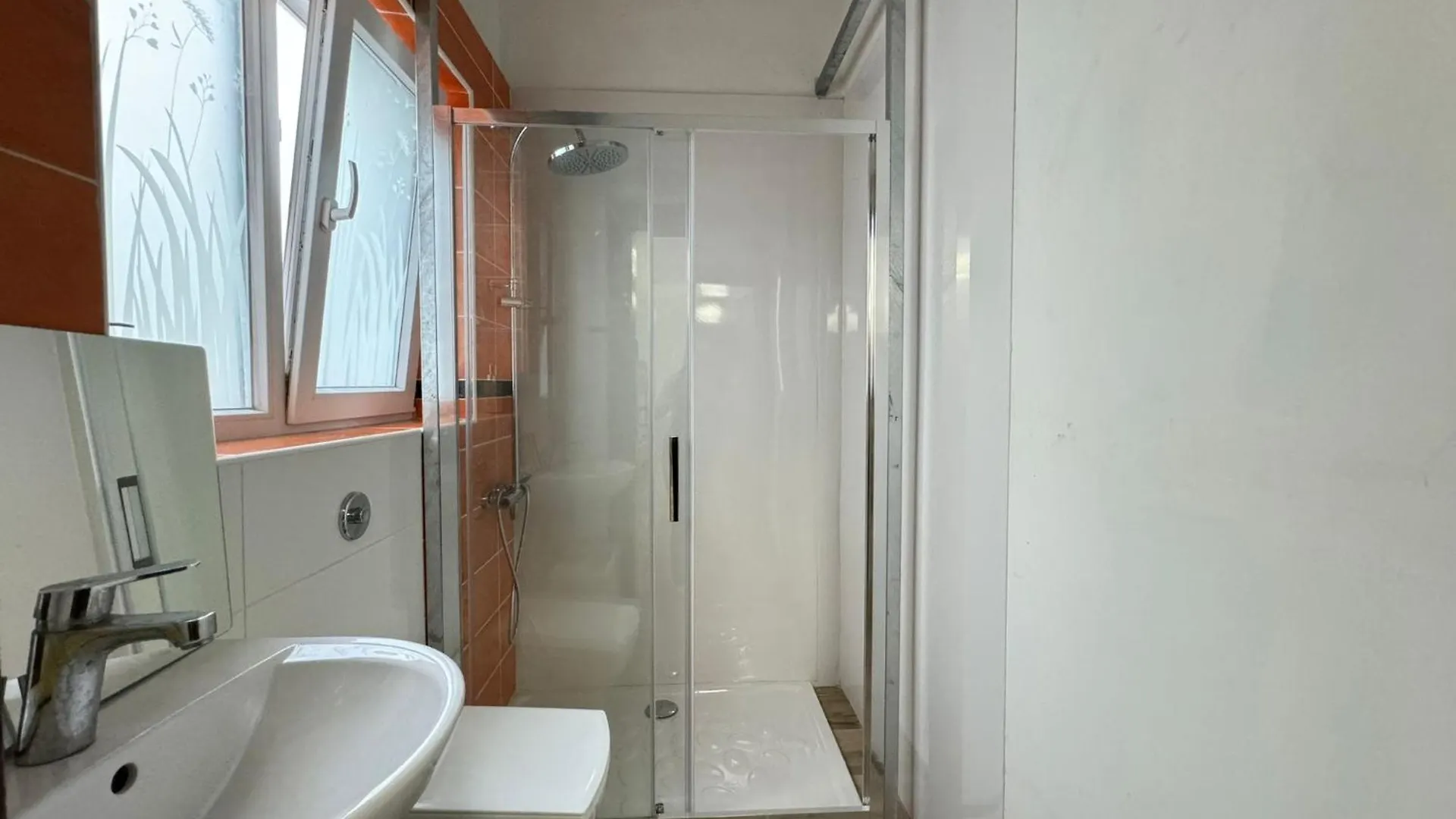Dragon'S Den Hostel Balzan Malta